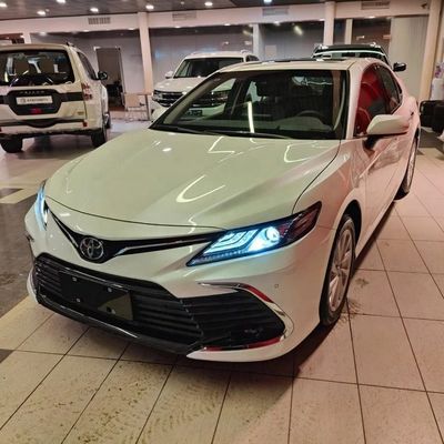 سعر جيد سيارة تويوتا كامري 2024 2.5Q مزدوجة المحرك 2.5HQ سيارة غازين هجينة رائدة GAC 2WD مع مرآة العرض الخلفي للتعديل اليدوي الانترنت